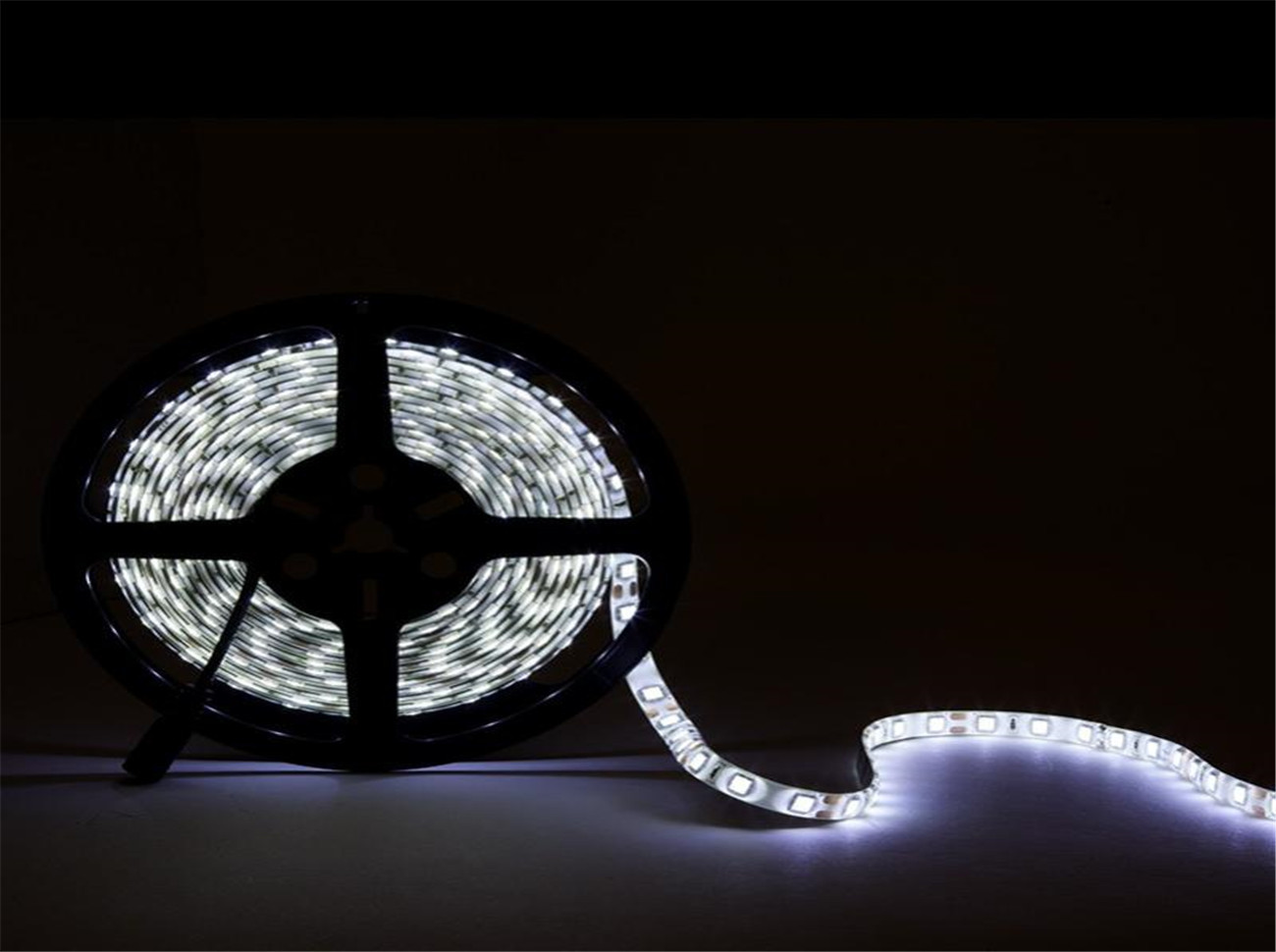 Striscia LED: Illumina il Tuo Mondo con Eleganza e Creatività!