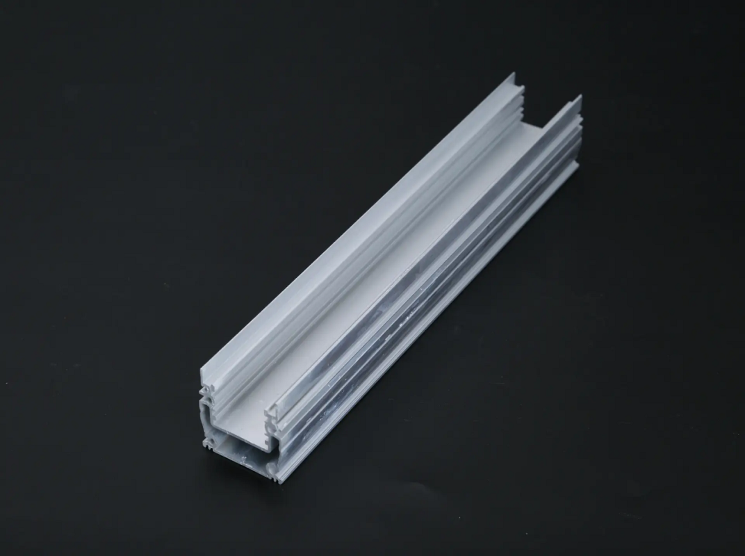 Profilo Led: Striscia luminosa LED Magician che trasforma in luce gli angoli delle pareti, il soffitto e i mobili-Blog--Profilo led per vetro 1